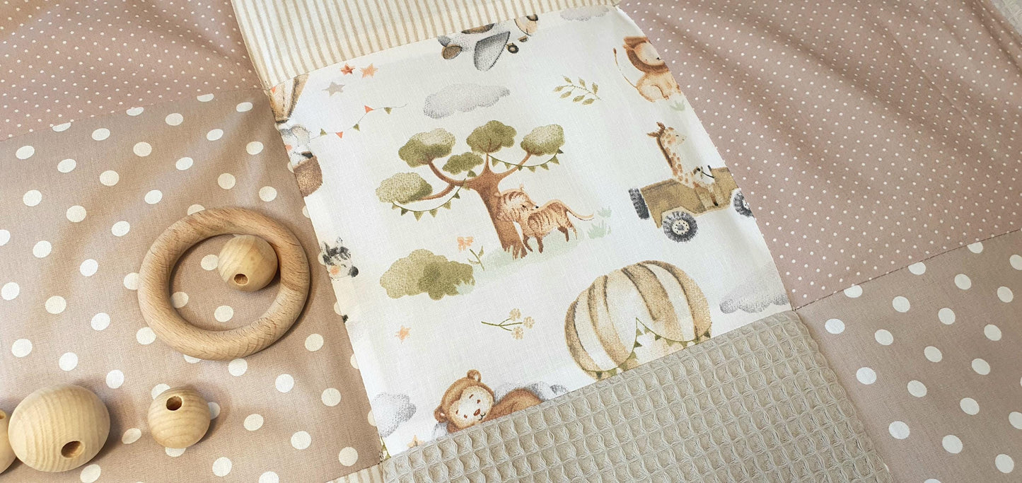 3-4cm dicke Krabbeldecke - Patchwork - Decke - Babydecke - WALDTIER REH / beige sand / weiß - personalisierbar mit Namen