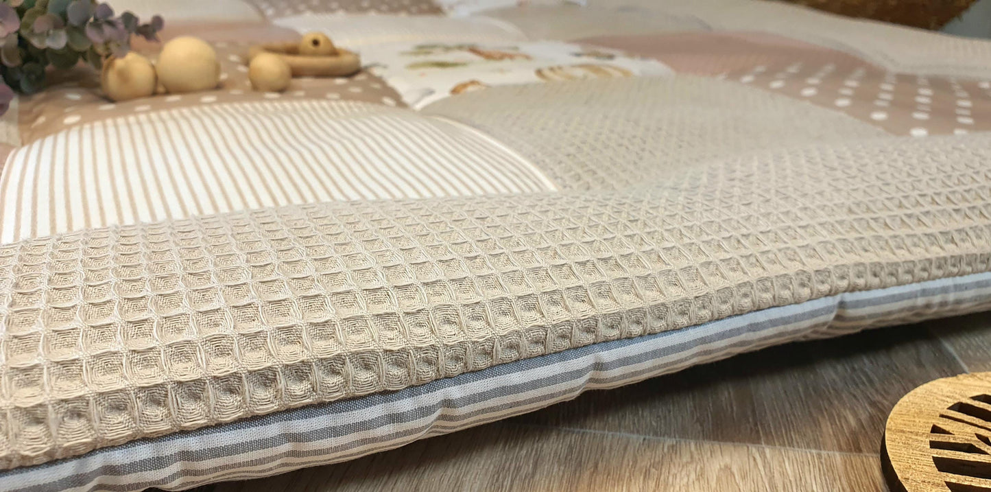 3-4cm dicke Krabbeldecke - Patchwork - Decke - Babydecke - WALDTIER REH / beige sand / weiß - personalisierbar mit Namen