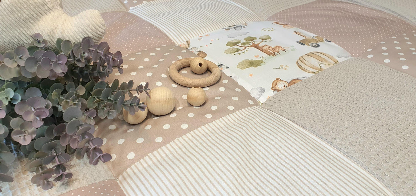 3-4cm dicke Krabbeldecke - Patchwork - Decke - Babydecke - WALDTIER REH / beige sand / weiß - personalisierbar mit Namen