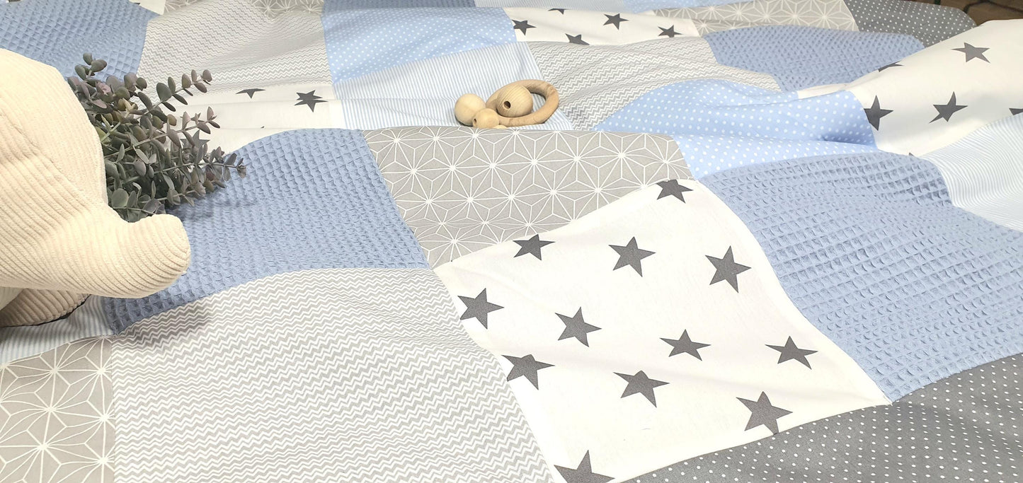 WAFFELPIQUE PATCHWORK - DECKE - Tagesdecke - Kuscheldecke personalisierbar mit Namen - hellblau | taupe grau