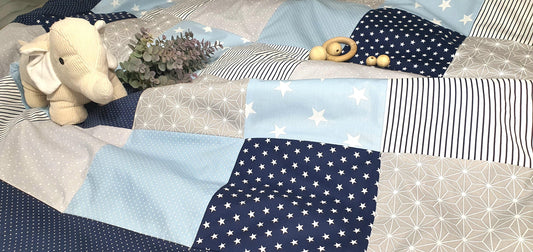 WAFFELPIQUE PATCHWORK - DECKE - Tagesdecke - Kuscheldecke personalisierbar mit Namen - hellblau | taupe grau