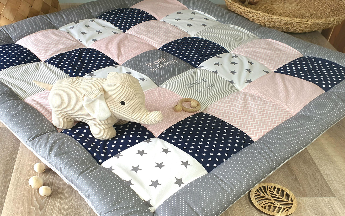 3-4cm dicke Krabbeldecke - Patchwork - DECKE - Babydecke - Sterne puderrosa/dunkelblau/grau/weiß - mit Namen und Datum