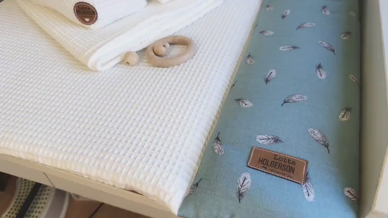 SET- WICKELAUFLAGE inkl. wasserdichter Wickelunterlage, 2er Set Utensilos - Federn petrol Waffelpique altweiß