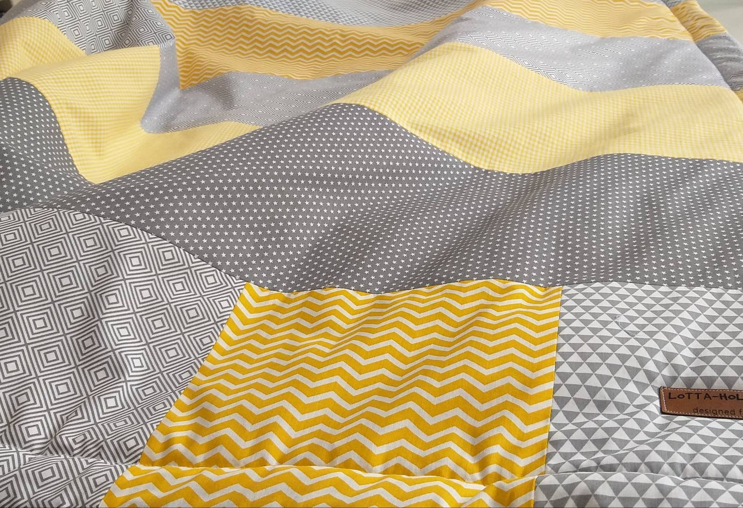 PATCHWORK - Tagesdecke - Kuscheldecke personalisierbar mit Namen - gelb/grau/weiss