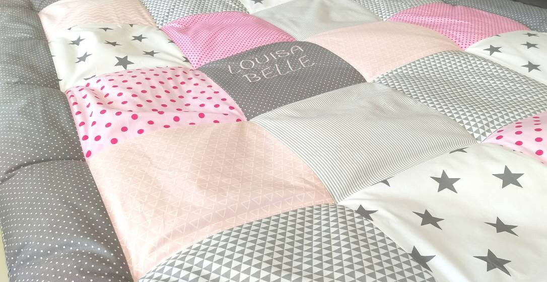 KRABBELDECKE - PATCHWORK - DECKE - Babydecke - Sterne puderrosa/rosa/grau/weiß - personalisierbar mit Namen und Datum