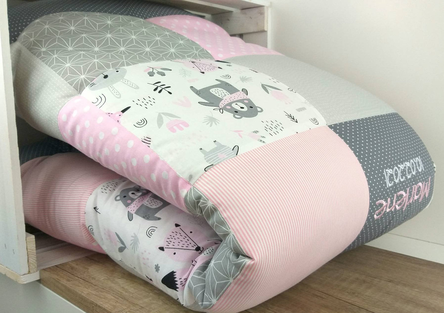 KRABBELDECKE - PATCHWORK - Decke - Babydecke - WALDTIERE rosa/grau/weiß - personalisierbar mit Namen / Datum / Uhrzeit / Größe / Gewicht