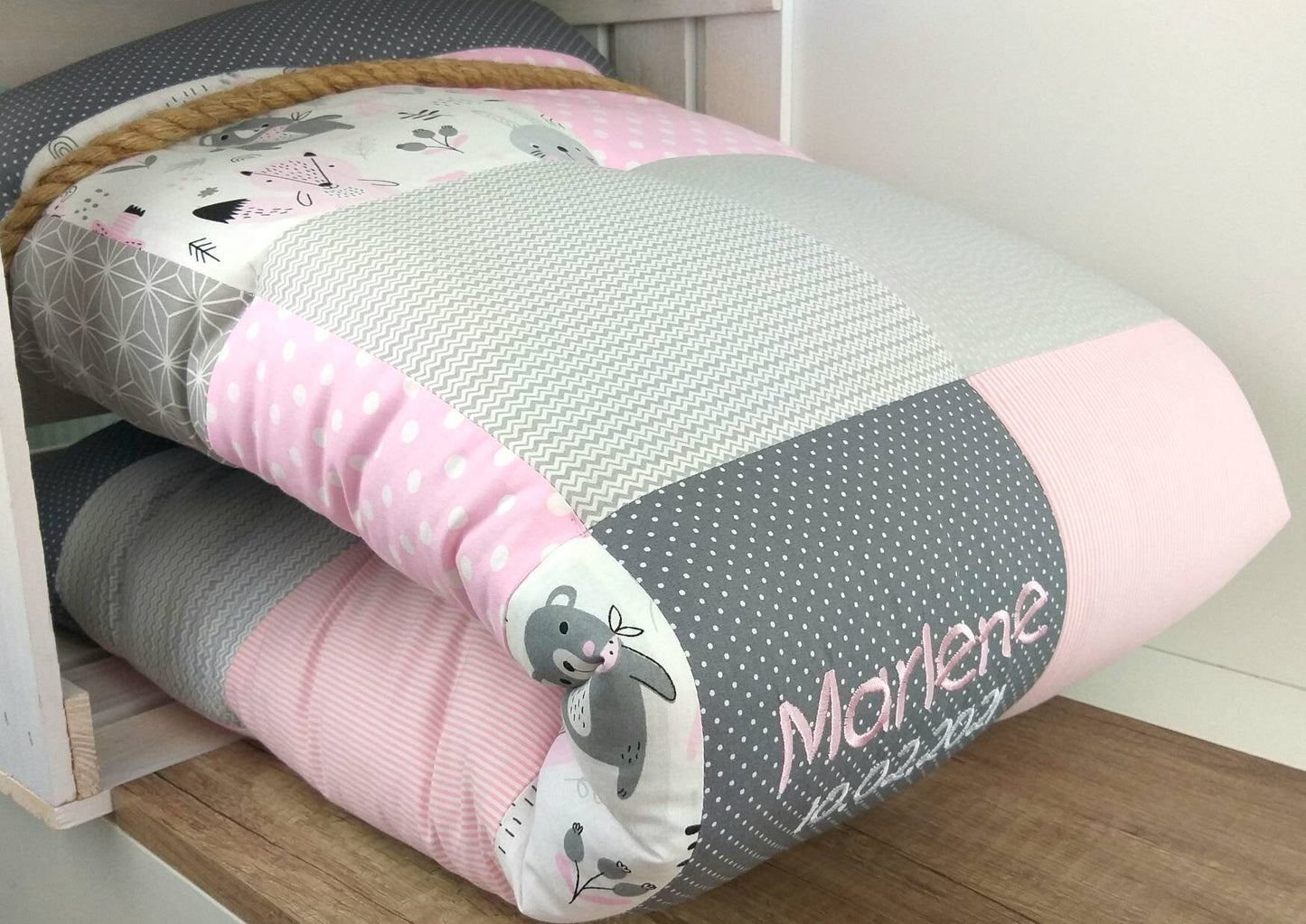 KRABBELDECKE - PATCHWORK - Decke - Babydecke - WALDTIERE rosa/grau/weiß - personalisierbar mit Namen / Datum / Uhrzeit / Größe / Gewicht