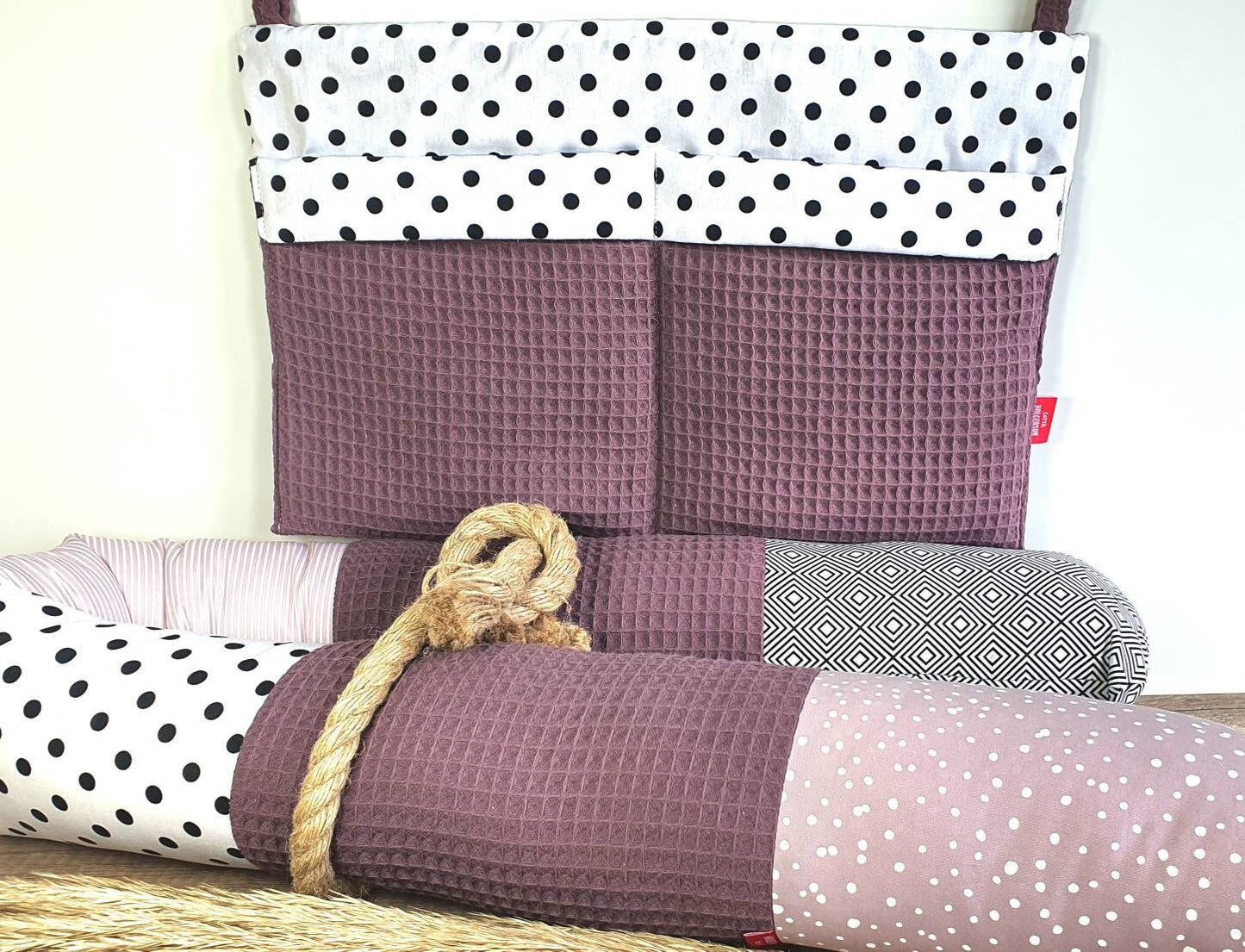 KUSCHELSCHLANGE - WICKELTISCHROLLE - KISSENROLLE - Waffelstoff - Waffelpique - mauve beere / schwarz / Weiß