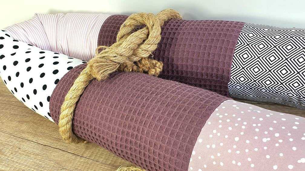 KUSCHELSCHLANGE - WICKELTISCHROLLE - KISSENROLLE - Waffelstoff - Waffelpique - mauve beere / schwarz / Weiß