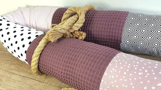 KUSCHELSCHLANGE - WICKELTISCHROLLE - KISSENROLLE - Waffelstoff - Waffelpique - mauve beere / schwarz / Weiß