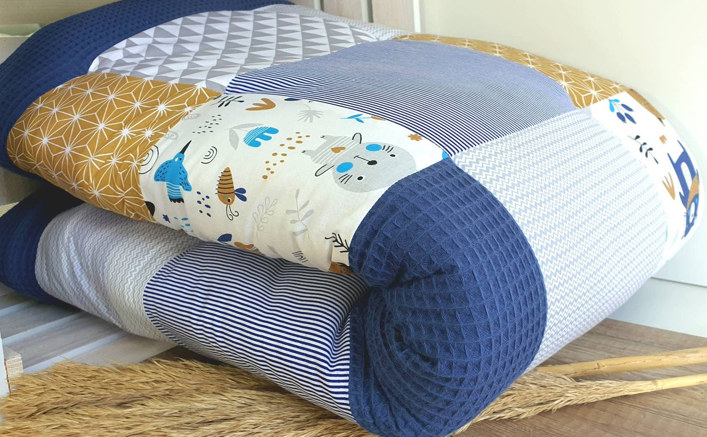 KRABBELDECKE - WAFFELSTOFF- Patchwork - Decke - Babydecke - WALDTIERE / blau / senf / weiß - personalisierbar mit Namen / Datum