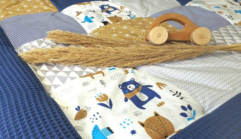 KRABBELDECKE - WAFFELSTOFF- Patchwork - Decke - Babydecke - WALDTIERE / blau / senf / weiß - personalisierbar mit Namen / Datum