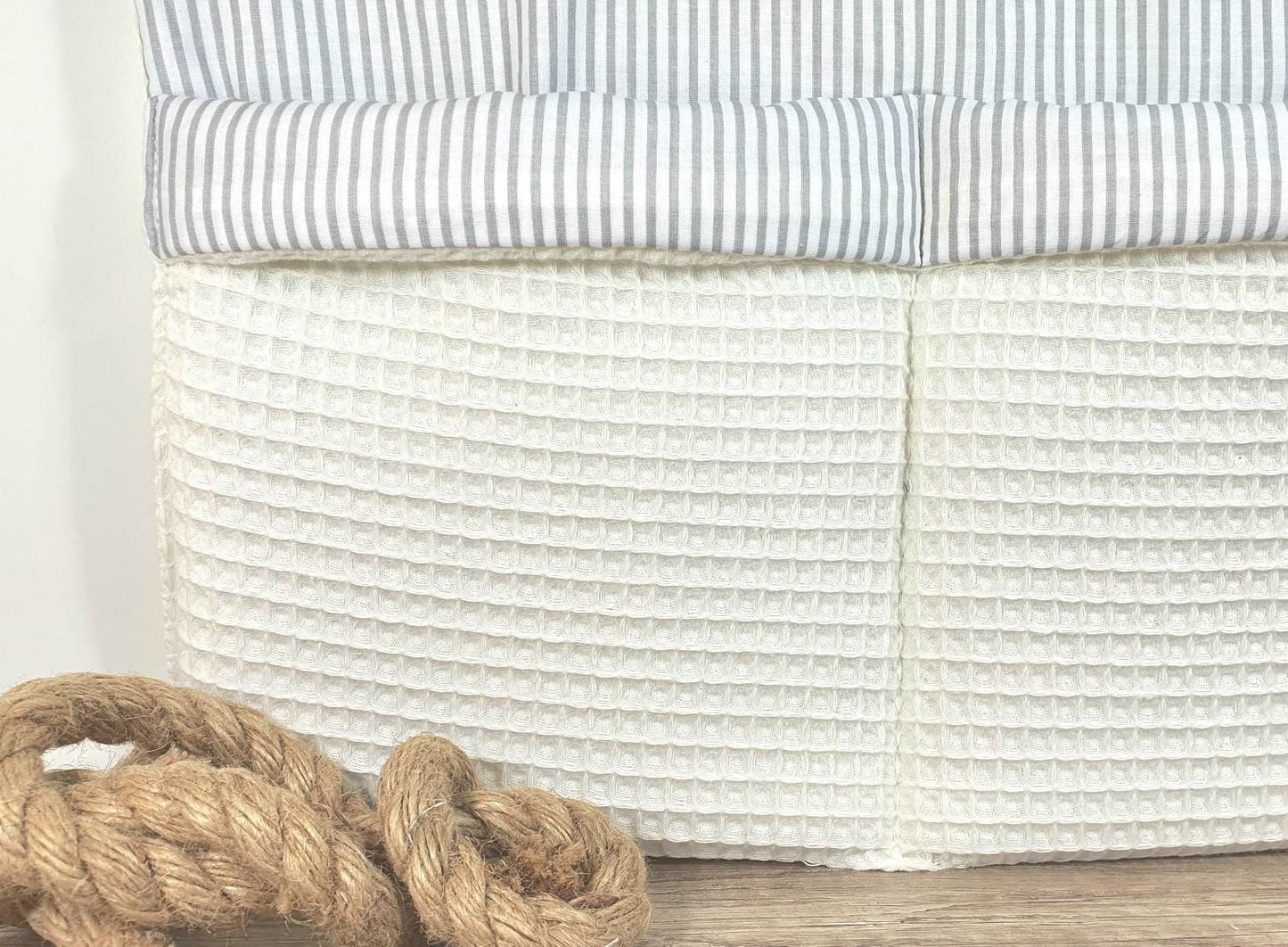 BETTUTENSILO aus Waffelstoff - praktische BETTTASCHE - WANDUNTENSILO - Utensilo für Wickeltisch - Babybett und Laufstall Organizer altweiß