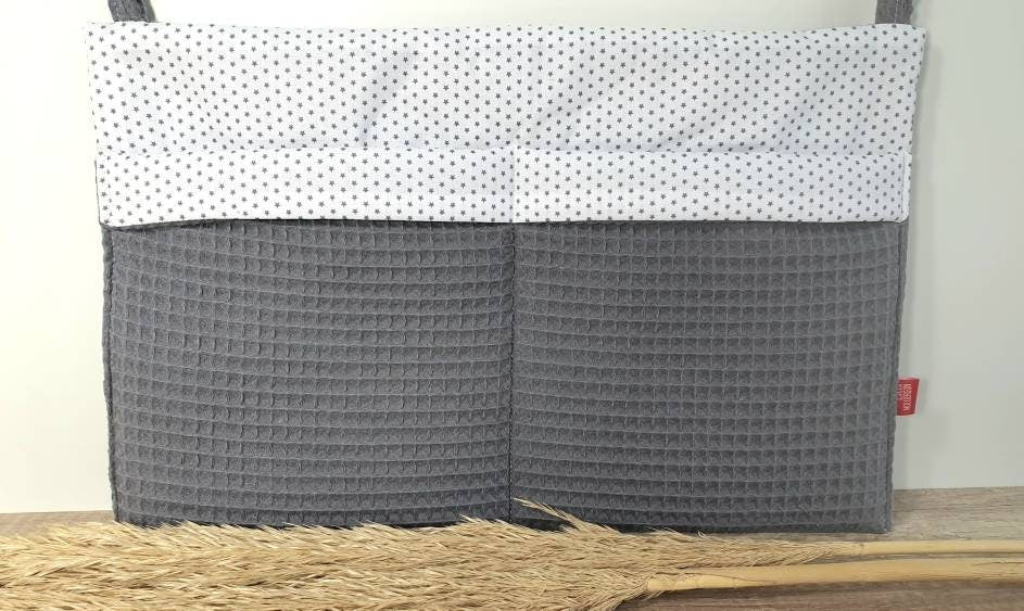 Waffelpique - praktische Betttasche - WANDUTENSILO - Organizer für Wickeltisch, Babybett, Laufstall ANTHRAZIT Sterne weiß grau