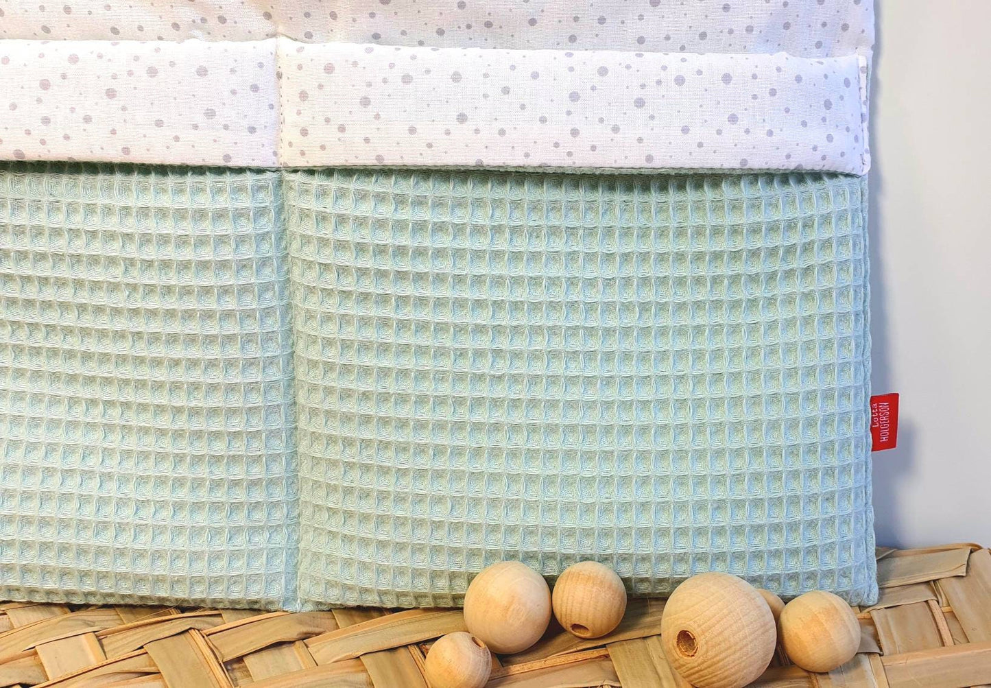 Waffelpique - praktische Betttasche - WANDUTENSILO - Organizer für Wickeltisch, Babybett, Laufstall DUSTYMINT Punkte weiß grau