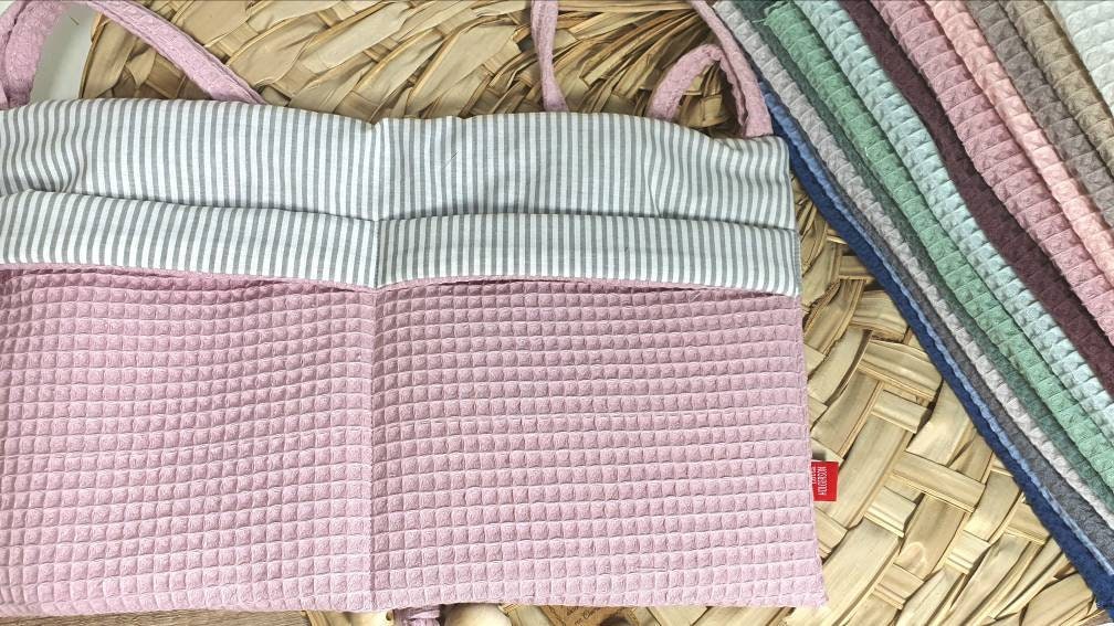Waffelpique - praktische Betttasche - WANDUTENSILO - Organizer für Wickeltisch, Babybett, Laufstall altrosa Streifen hellgrau