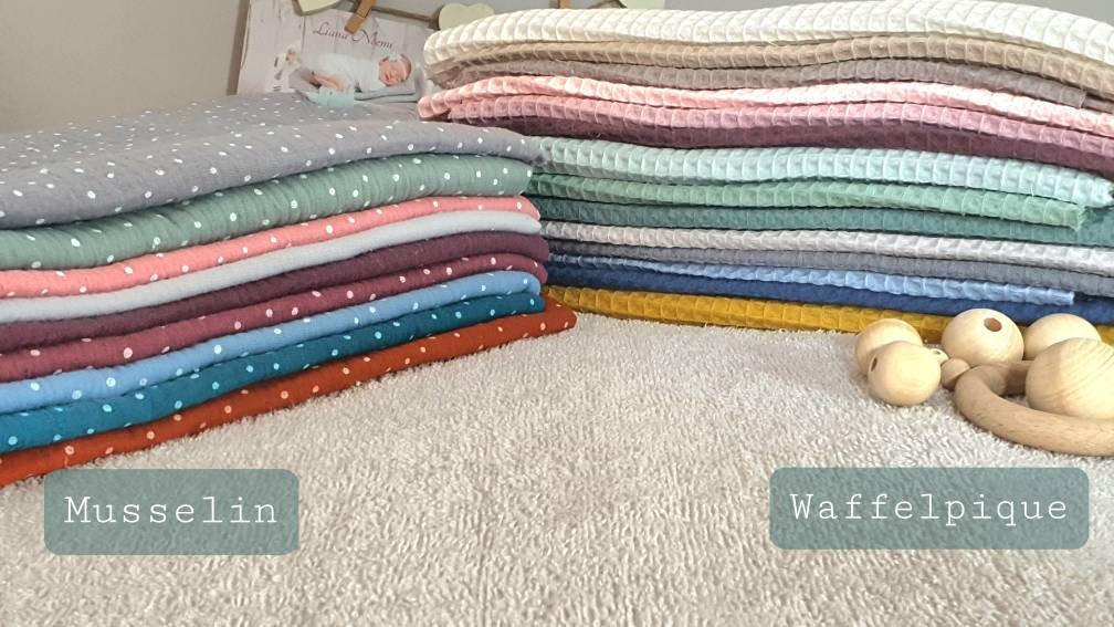 Waffelpique - praktische Betttasche - WANDUTENSILO - Organizer für Wickeltisch, Babybett, Laufstall altrosa Streifen hellgrau