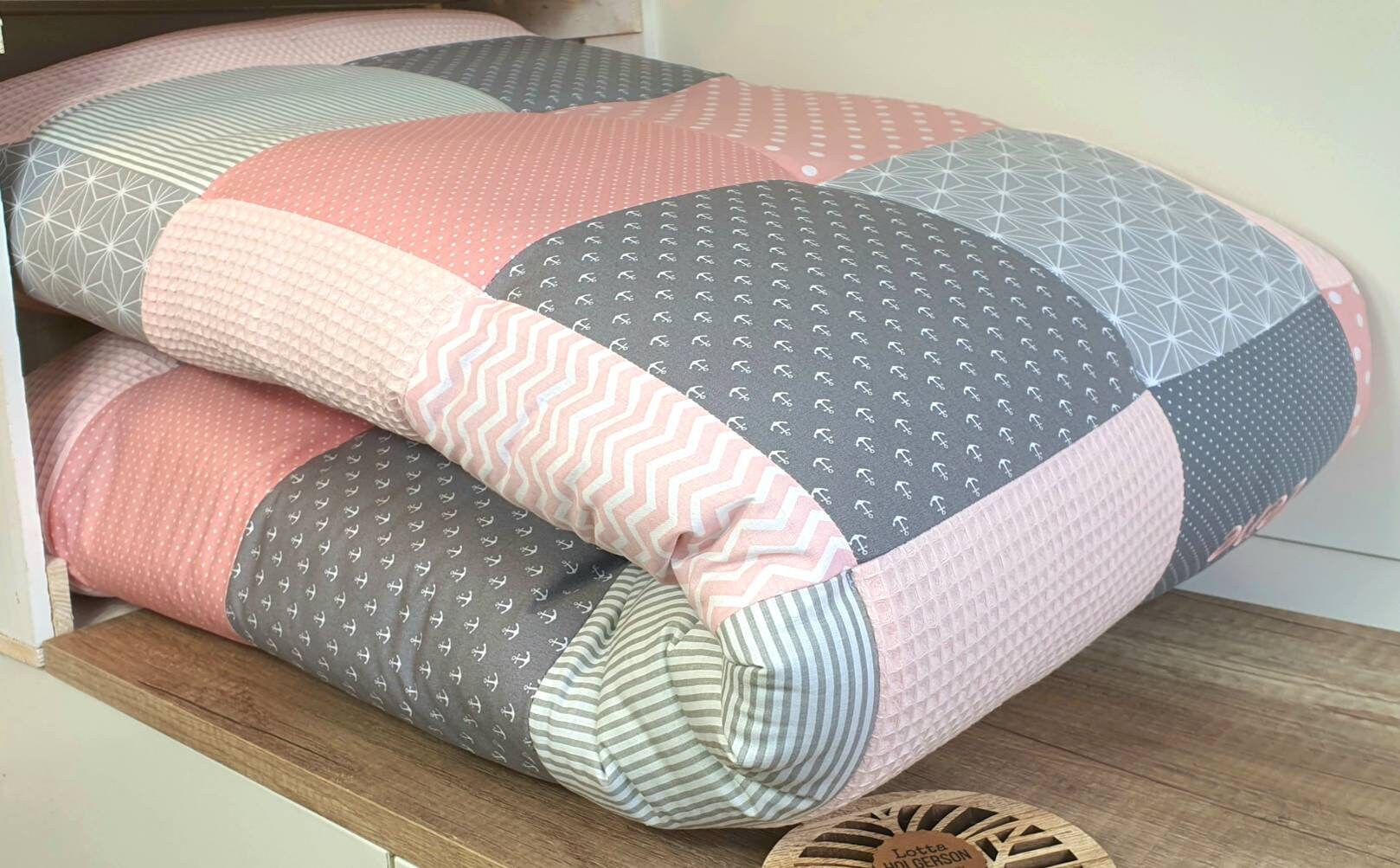 Krabbeldecke - Patchwork - Decke - Babydecke - ANKER puderrosa/grau/weiß - 3-4cm dick - mit Namen / Datum / Uhrzeit / Größe / Gewicht