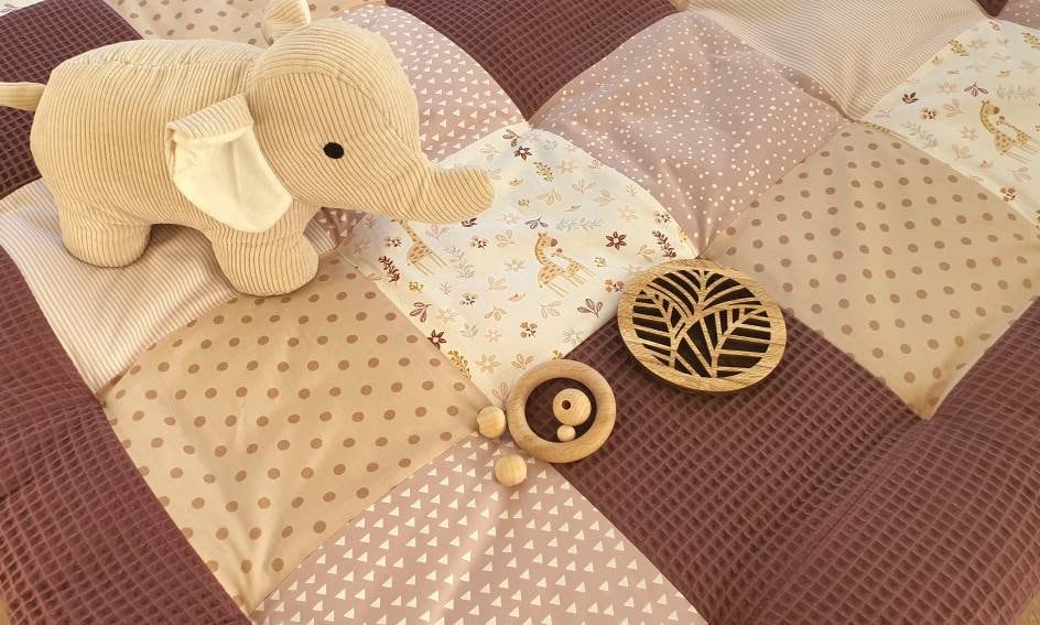 Krabbeldecke - Patchwork - Waffelpique Decke - Babydecke - mit Namen personalisierbar - Mauve Beige Tiere Giraffe
