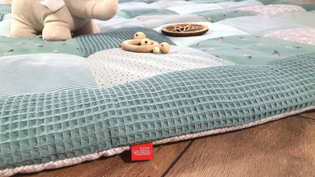 Krabbeldecke - Patchwork - Waffelstoff Decke - Babydecke - Federn waldgrün/grau/weiß - mit Namen