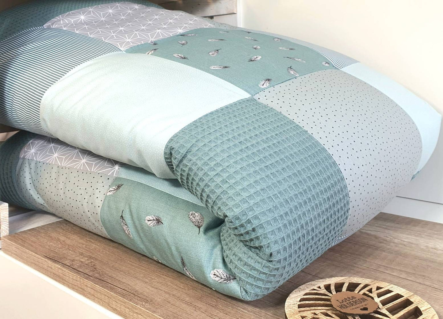 Krabbeldecke - Patchwork - Waffelstoff Decke - Babydecke - Federn waldgrün/grau/weiß - mit Namen