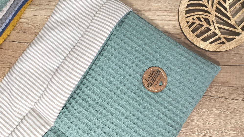 BEDDINGSILO Waffle pique - practical bed bag - WANDUTENSILO - Organizer for changing table, baby cot, playpen PETROL stripes light grey