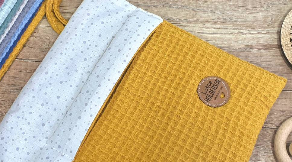 BETTUTENSILO Waffle Pique - practical bed bag - WANDUTENSILO - Organizer for changing table, cot, playpen MUSTARD yellow dots white grey