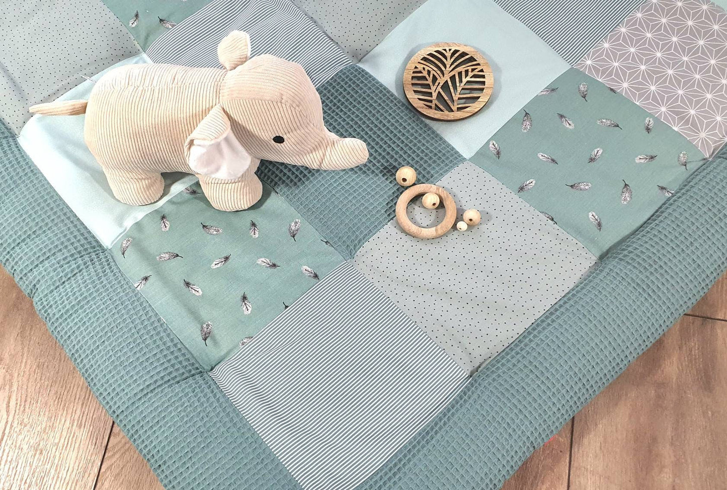 Krabbeldecke - Patchwork - Waffelstoff Decke - Babydecke - Federn waldgrün/grau/weiß - mit Namen