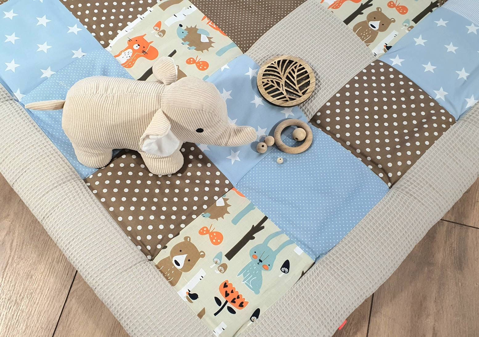 Krabbeldecke Patchwork Waffelstoff Decke Babydecke mit Namen WALDTIERE hellblau braun beige