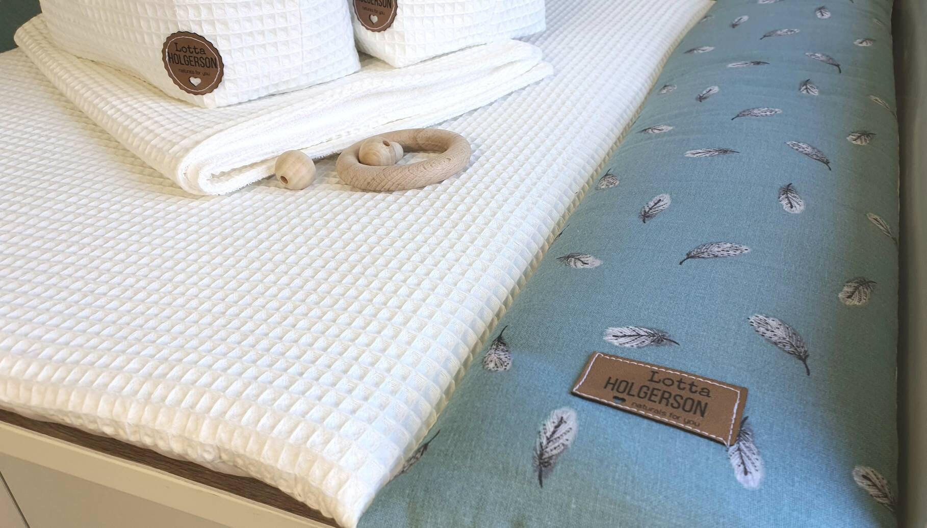 SET- WICKELAUFLAGE inkl. wasserdichter Wickelunterlage, 2er Set Utensilos - Federn petrol Waffelpique altweiß