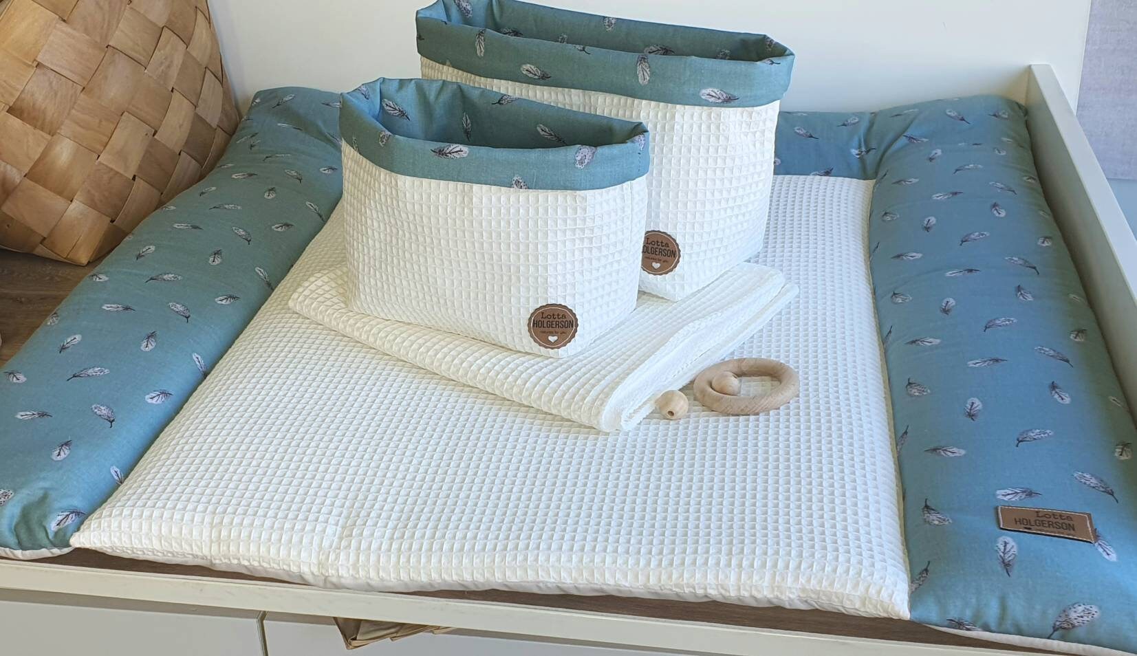 SET- WICKELAUFLAGE inkl. wasserdichter Wickelunterlage, 2er Set Utensilos - Federn petrol Waffelpique altweiß