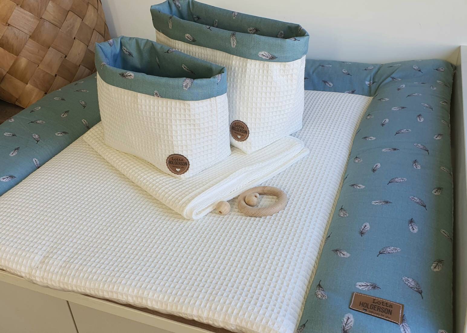 SET- WICKELAUFLAGE inkl. wasserdichter Wickelunterlage, 2er Set Utensilos - Federn petrol Waffelpique altweiß