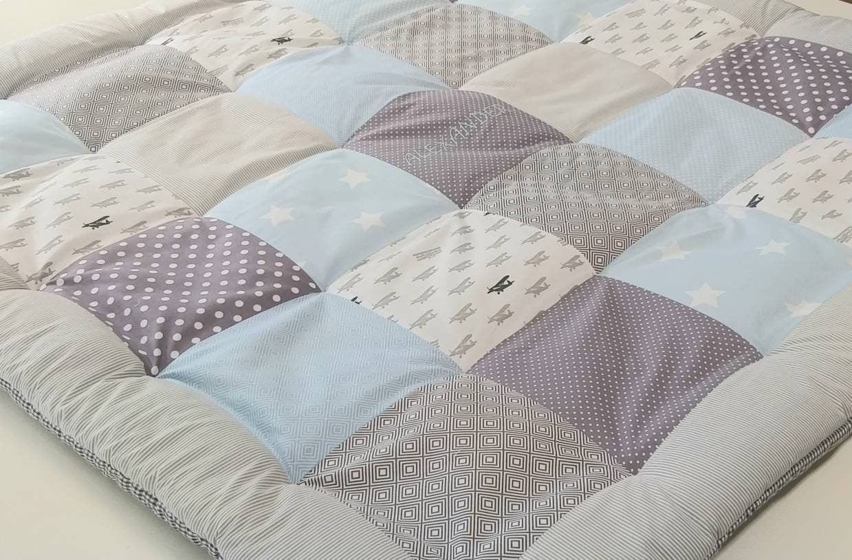 Krabbeldecke - Patchwork - Decke - Babydecke - 3-4cm dick - mit Namen - FLUGZEUGE hellblau/grau/weiß 100x100cm* 120x120cm *140×140cm