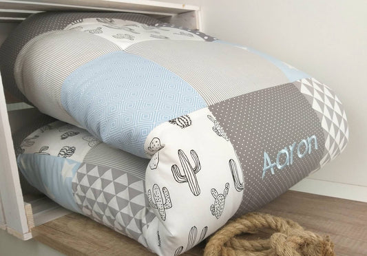 Krabbeldecke - Patchwork - Decke - Babydecke - KAKTEEN Hellblau/Grau/Weiß - 3-4cm dick - mit Namen / Datum / Uhrzeit / Größe / Gewicht