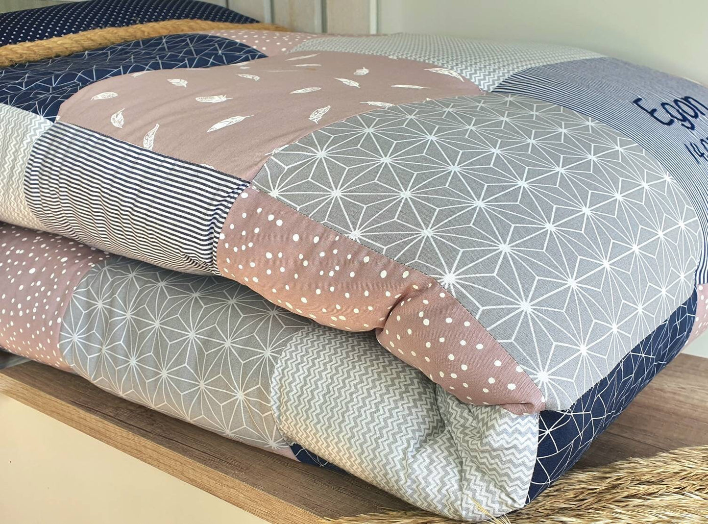 3-4cm dicke Krabbeldecke - Patchwork - Waffelstoff Decke - Babydecke - Federn altrosa / dunkelblau / taupe grau - mit Namen