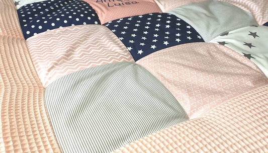Krabbeldecke - Patchwork - Waffelstoff - Babydecke - Decke Sterne puderrosa/dunkelblau/grau/weiß - 3-4cm dick - mit Namen und Datum