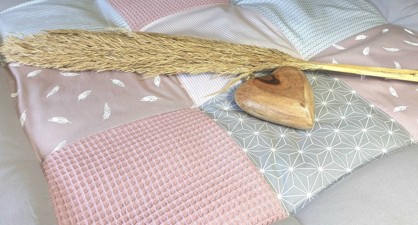 3-4cm dicke Waffelstoff - Krabbeldecke Patchwork-Decke - Babydecke - Federn altrosa/grau/weiß - mit Namen