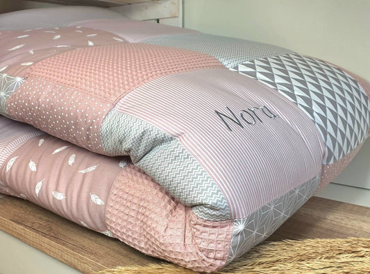 3-4cm dicke Waffelstoff - Krabbeldecke Patchwork-Decke - Babydecke - Federn altrosa/grau/weiß - mit Namen