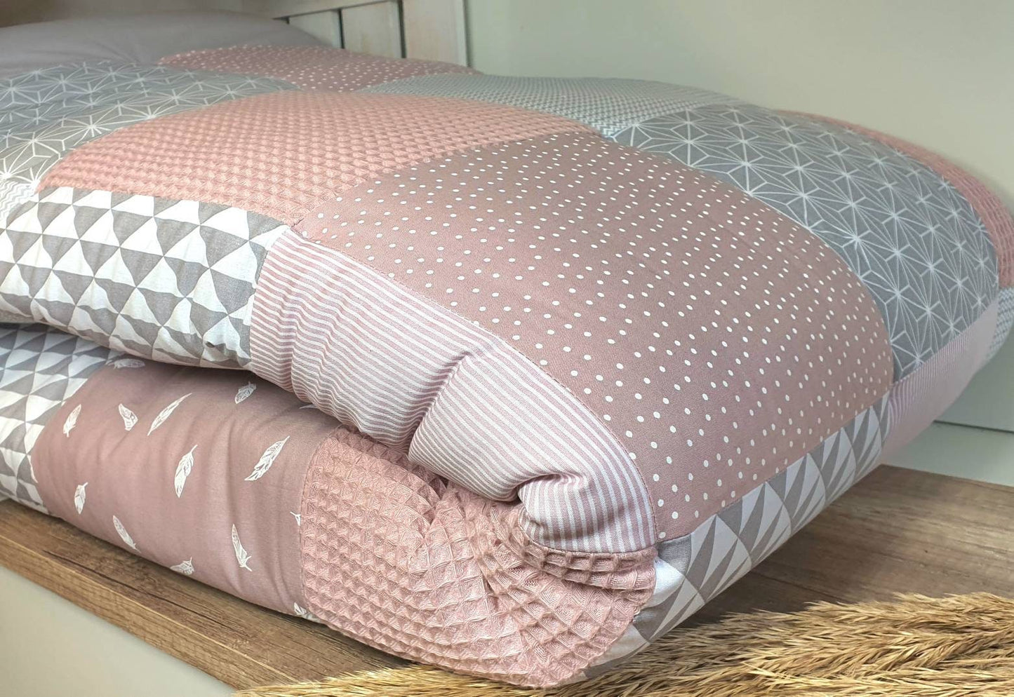3-4cm dicke Waffelstoff - Krabbeldecke Patchwork-Decke - Babydecke - Federn altrosa/grau/weiß - mit Namen