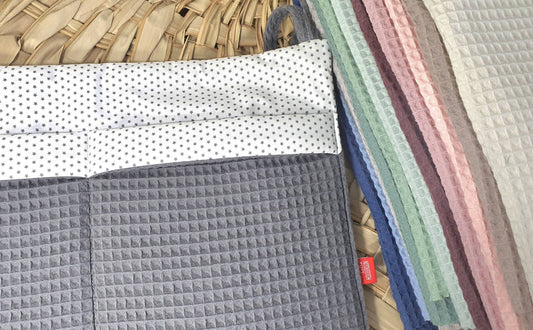 Waffelpique - praktische Betttasche - WANDUTENSILO - Organizer für Wickeltisch, Babybett, Laufstall ANTHRAZIT Sterne weiß grau
