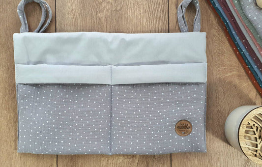 Musselin - praktische Betttasche - Wandutensilo - Organizer für Wickeltisch, Babybett, Laufstall Punkte hellgrau