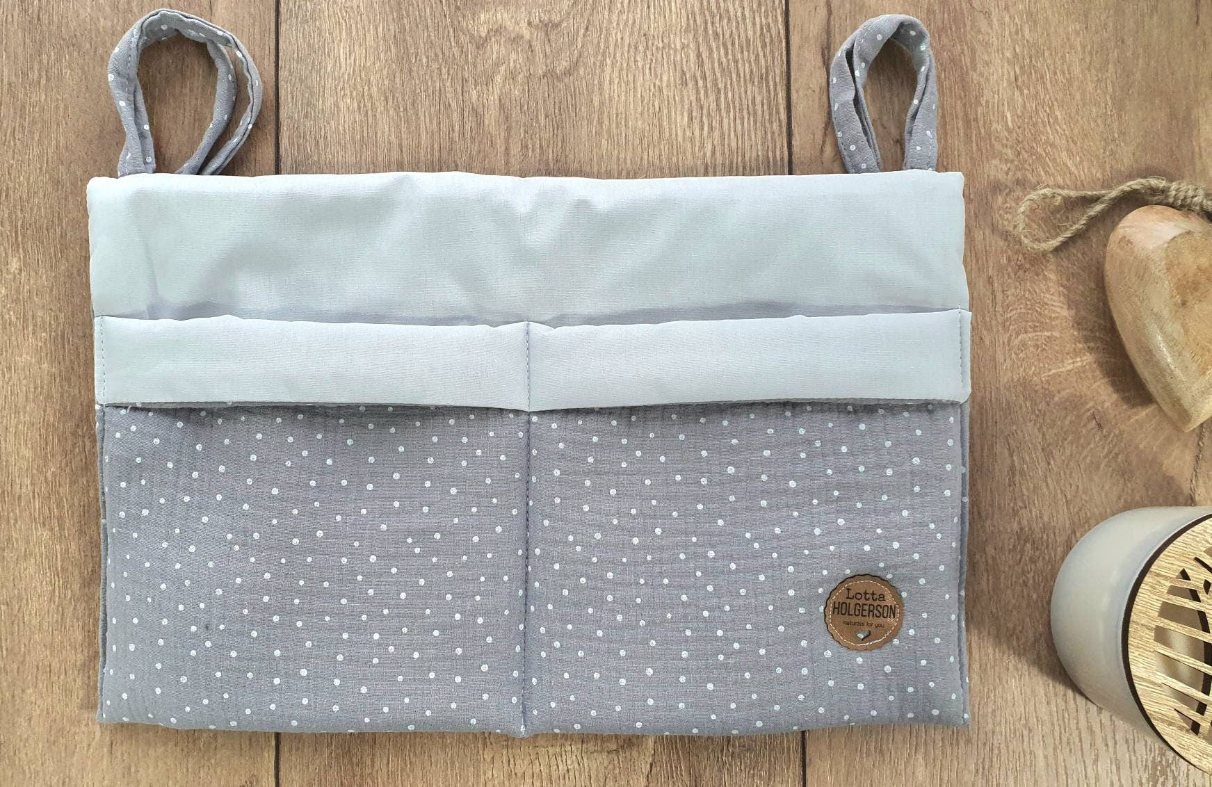 Musselin - praktische Betttasche - Wandutensilo - Organizer für Wickeltisch, Babybett, Laufstall Punkte hellgrau