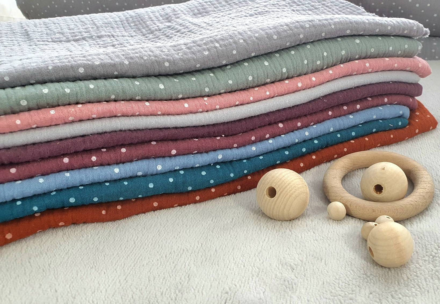Musselin - praktische Betttasche - Wandutensilo - Organizer für Wickeltisch, Babybett, Laufstall Punkte hellgrau