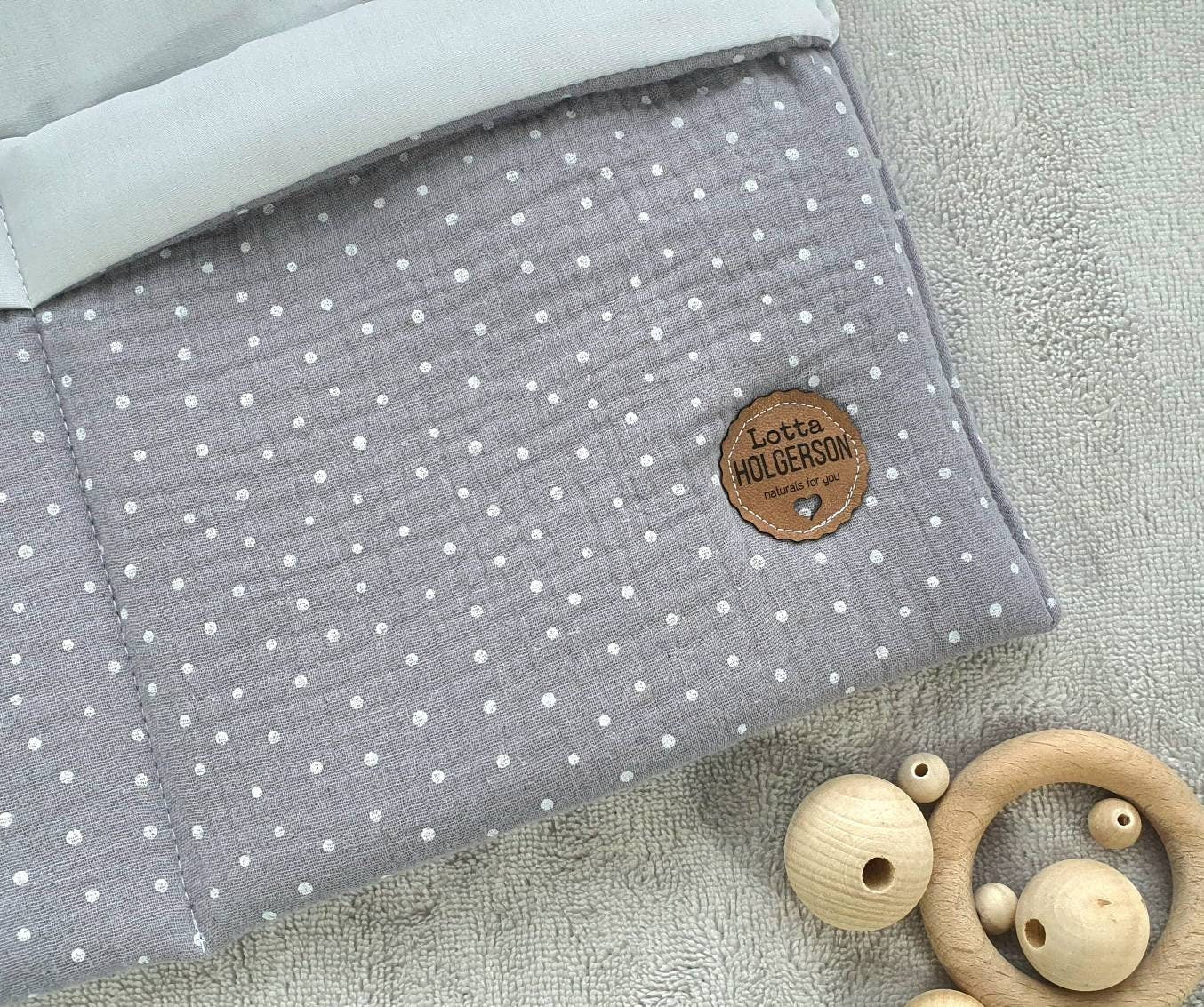 Musselin - praktische Betttasche - Wandutensilo - Organizer für Wickeltisch, Babybett, Laufstall Punkte hellgrau
