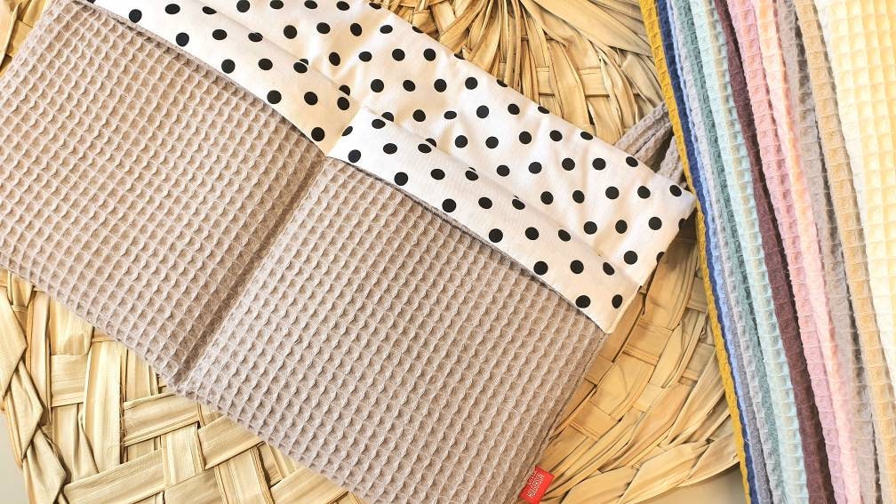 Waffelpique - praktische Betttasche - WANDUTENSILO - Organizer für Wickeltisch, Babybett, Laufstall TAUPE Punkte schwarz weiß