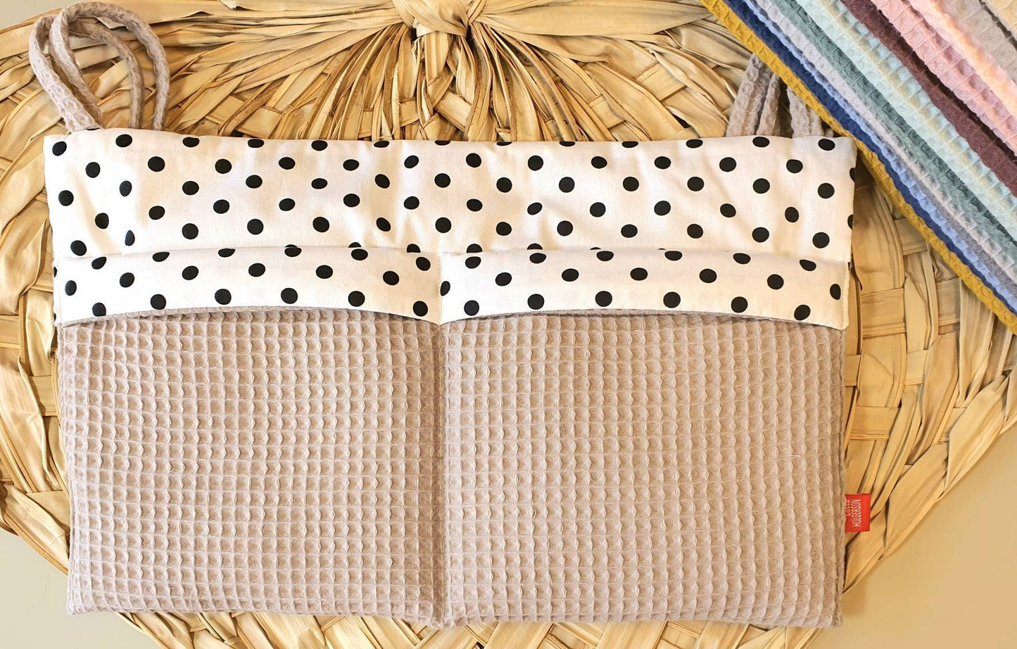 Waffelpique - praktische Betttasche - WANDUTENSILO - Organizer für Wickeltisch, Babybett, Laufstall TAUPE Punkte schwarz weiß