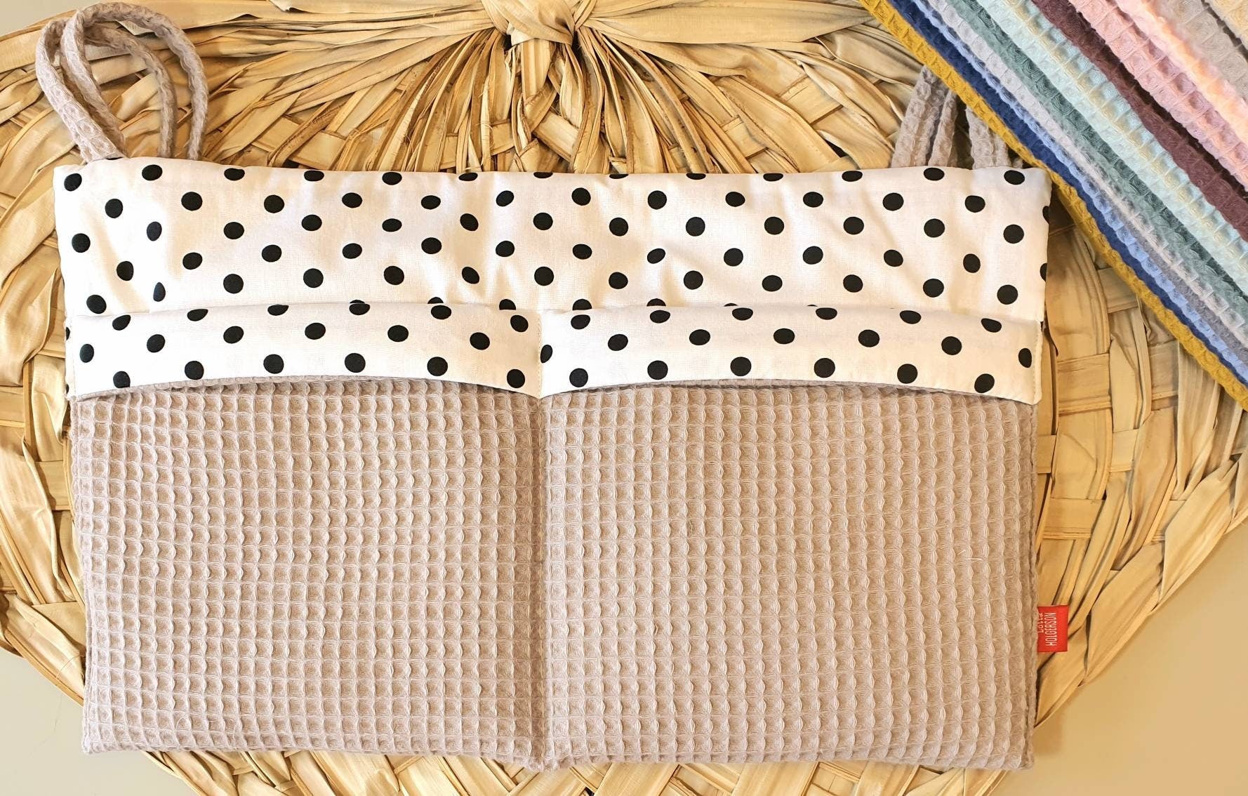 Waffelpique - praktische Betttasche - WANDUTENSILO - Organizer für Wickeltisch, Babybett, Laufstall TAUPE Punkte schwarz weiß