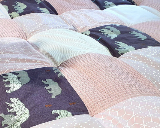 3-4cm dicke Krabbeldecke - Patchwork - Waffelpique Decke - Babydecke - mit Namen personalisierbar - Eisbär altrosa mauve