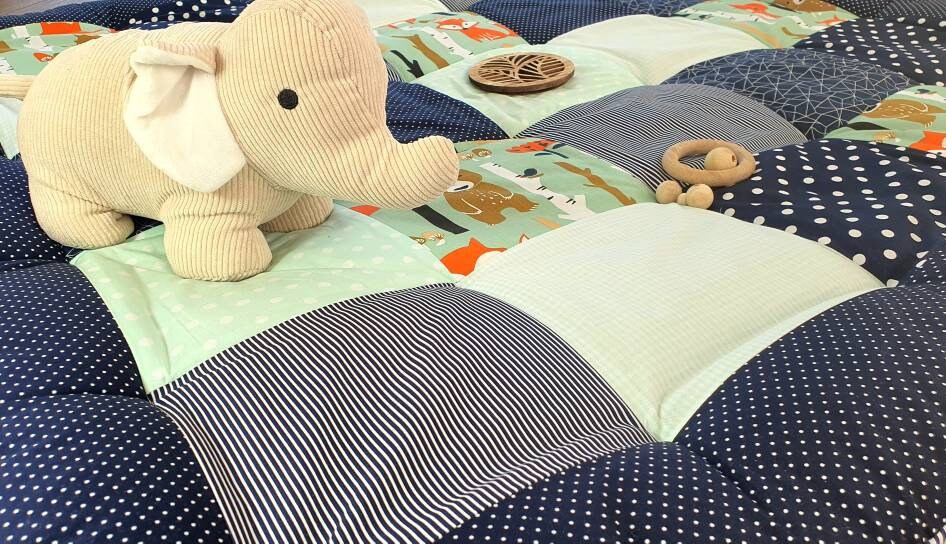 Krabbeldecke - Patchwork - Decke - Babydecke - WALDTIERE dunkelblau / mint / weiß - 3-4cm dick - mit Namen - 100x100cm - 120x120cm