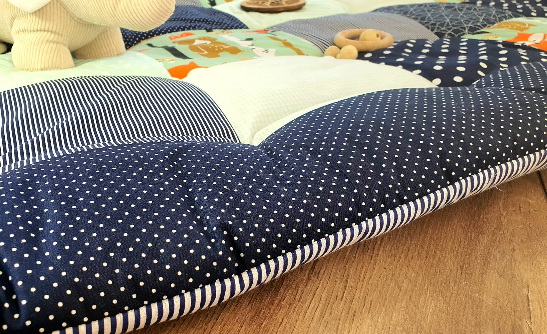 Krabbeldecke - Patchwork - Decke - Babydecke - WALDTIERE dunkelblau / mint / weiß - 3-4cm dick - mit Namen - 100x100cm - 120x120cm